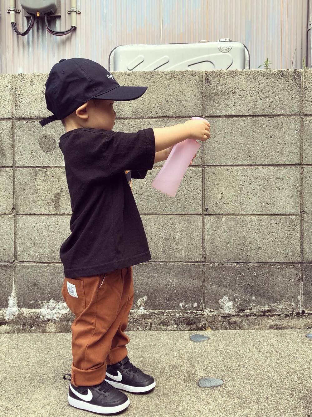 ブラック系のTシャツ/カットソー、イエロー系のその他パンツ、ブラック系のスニーカーを着用したキッズの秋コーディネートの5枚目の写真