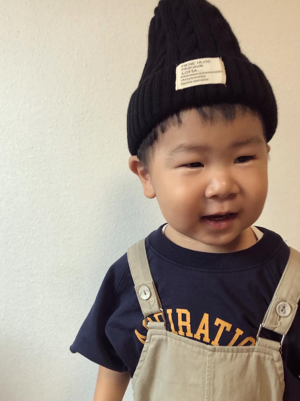 ブルー系のTシャツ/カットソー、ベージュ系のサロペット/オーバーオール、イエロー系のシャツ/ブラウスを着用したキッズの秋コーディネートの4枚目の写真