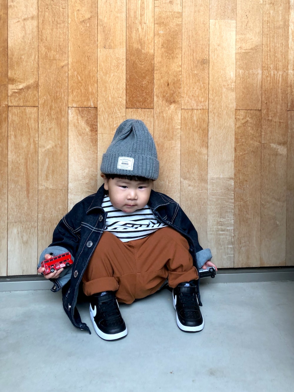 ブルー系のデニムジャケット、ブラック系のTシャツ/カットソー、その他のTシャツ/カットソーを着用したキッズの春コーディネートの3枚目の写真