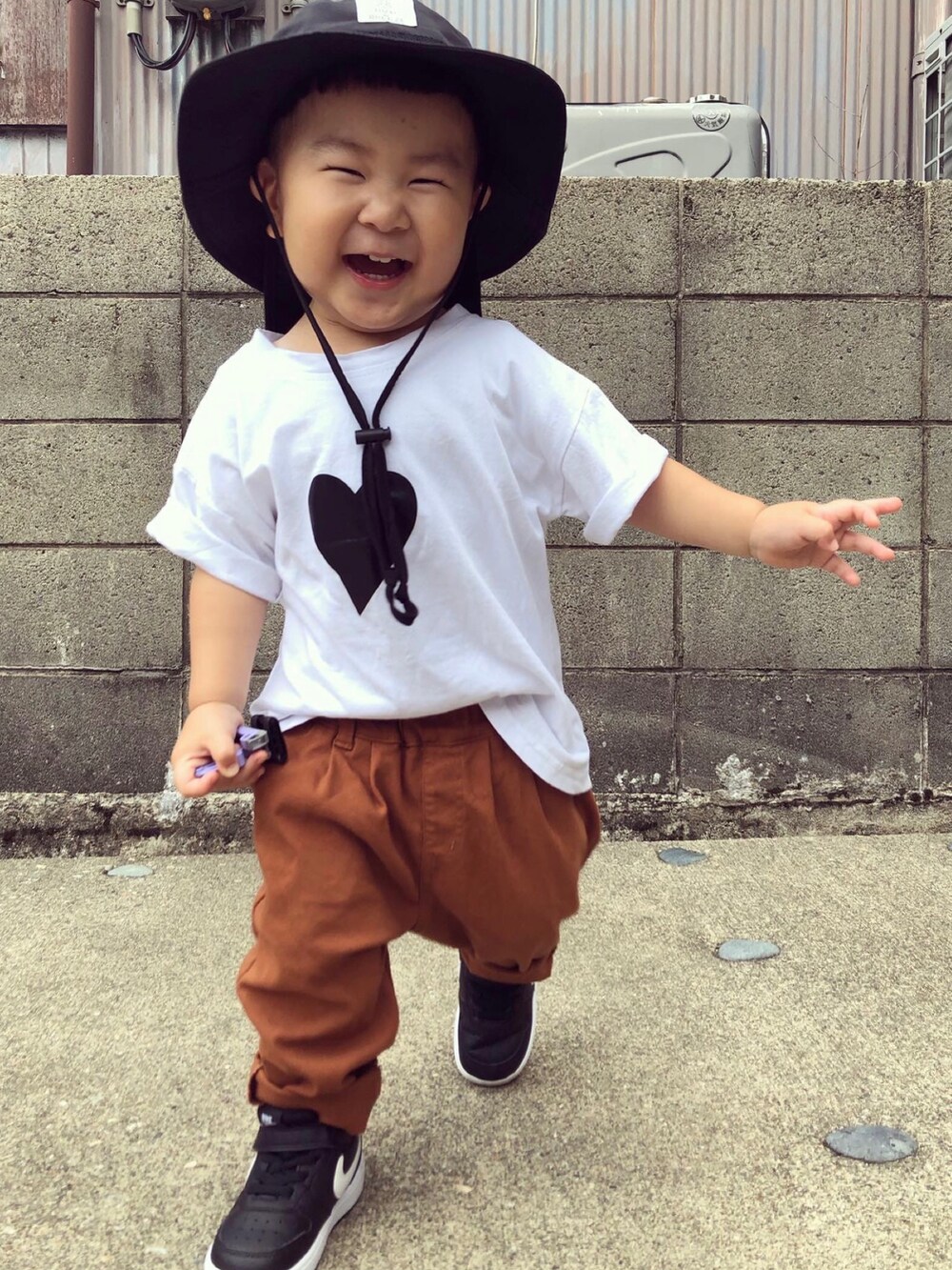 ホワイト系のTシャツ/カットソー、イエロー系のその他パンツ、ブラック系のスニーカーを着用したキッズの夏コーディネートの5枚目の写真