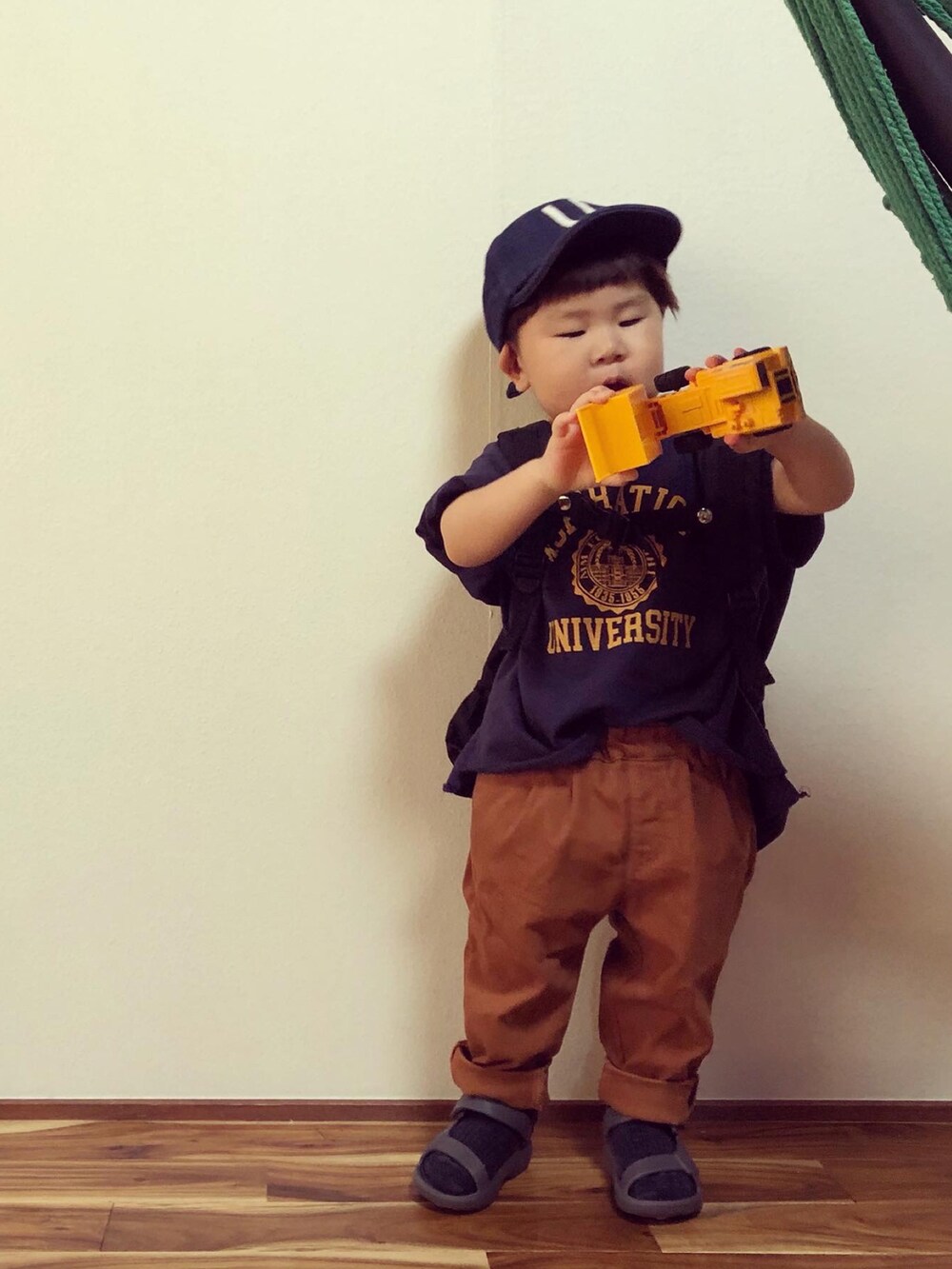 ブルー系のTシャツ/カットソー、イエロー系のその他パンツ、グレー系のサンダルを着用したキッズの夏コーディネートの3枚目の写真