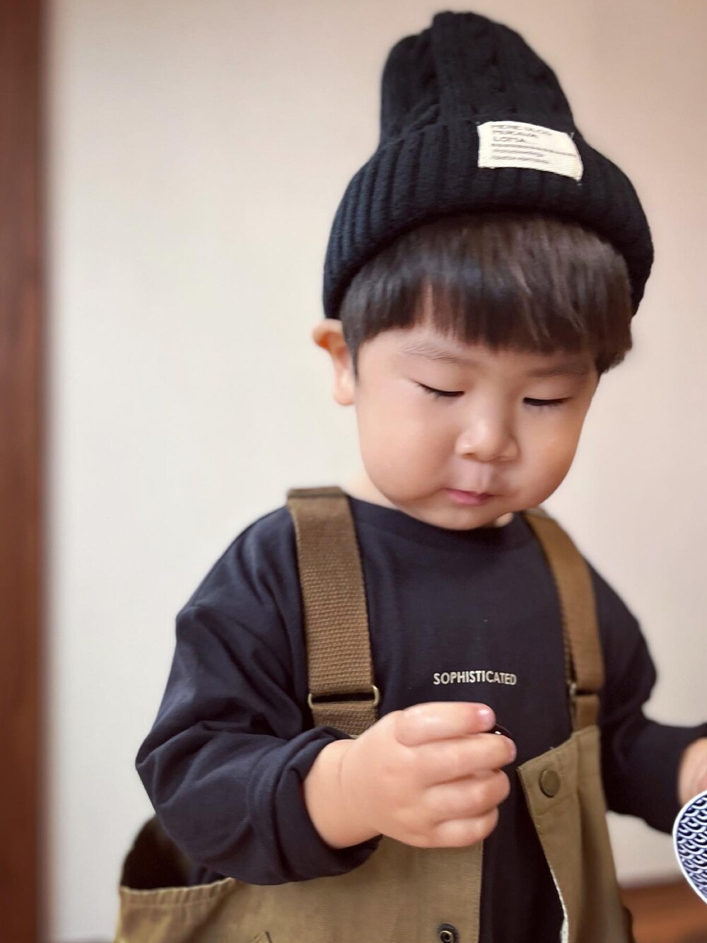 ベージュ系のベスト、ブラック系のTシャツ/カットソー、ブラック系のその他パンツを着用したキッズの秋コーディネートの4枚目の写真