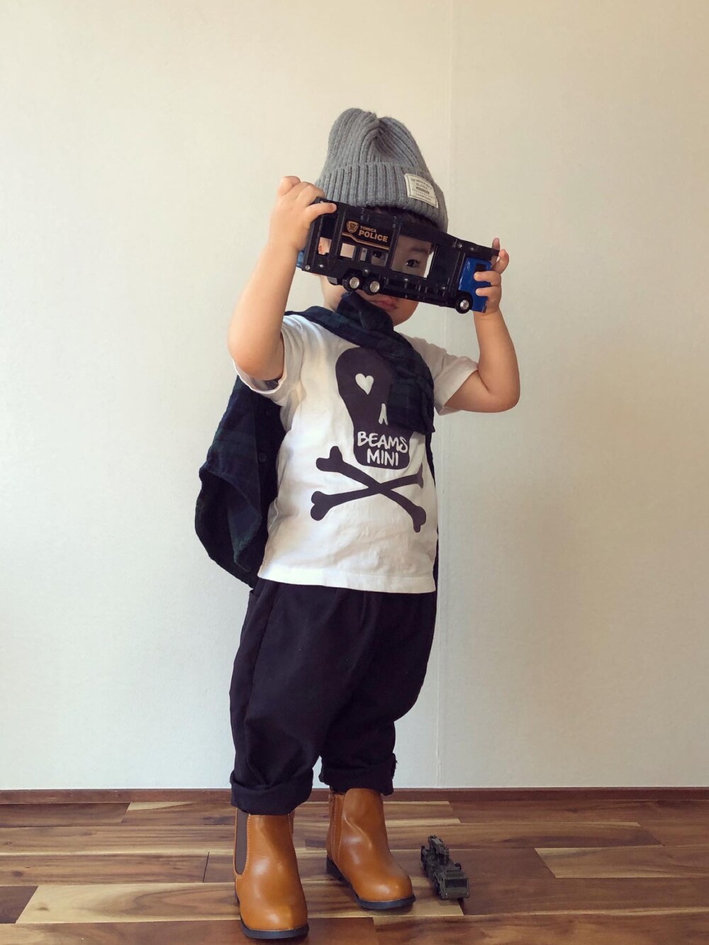 グリーン系のシャツ/ブラウス、ホワイト系のTシャツ/カットソー、ブラック系のその他パンツを着用したキッズの秋コーディネートの3枚目の写真