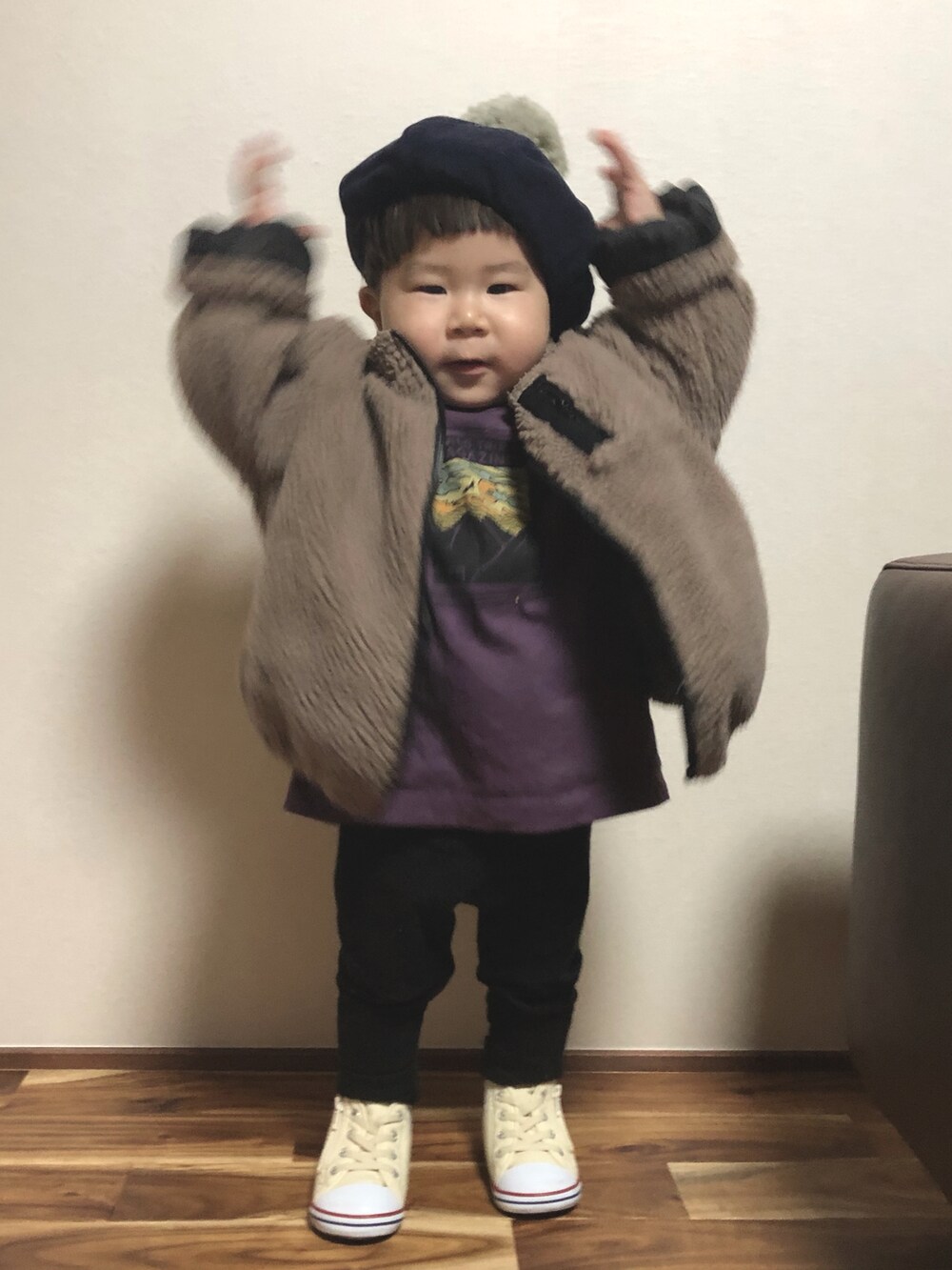 ベージュ系のブルゾン、パープル系のTシャツ/カットソー、ホワイト系のスニーカーを着用したキッズの冬コーディネートの3枚目の写真