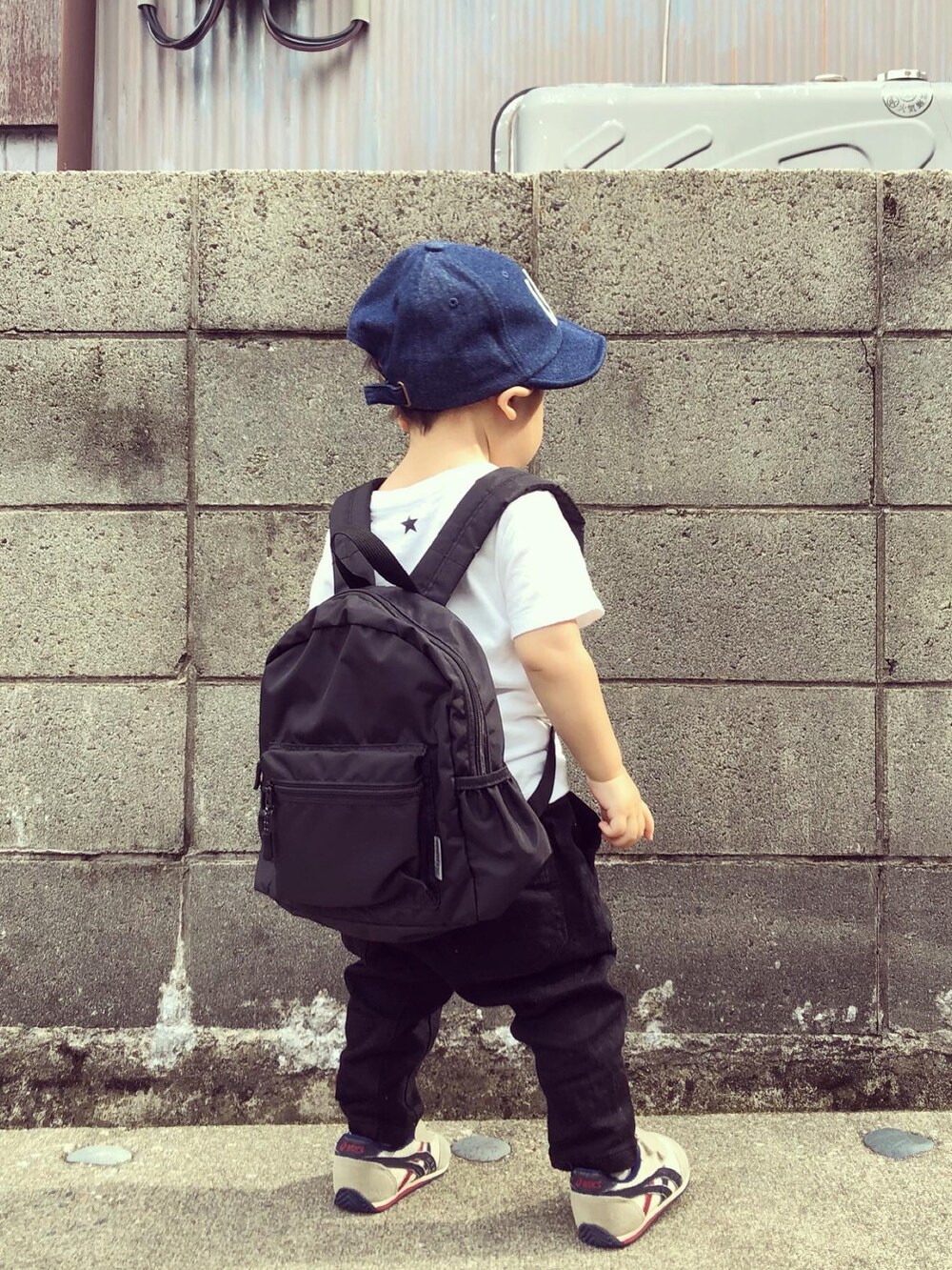 ホワイト系のTシャツ/カットソー、ブラック系のその他パンツ、その他のスニーカーを着用したキッズの夏コーディネートの3枚目の写真