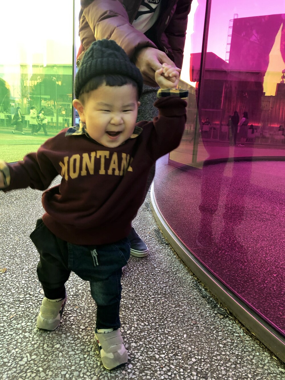 レッド系のスウェット、イエロー系のシャツ/ブラウス、ブルー系のその他パンツを着用したキッズの冬コーディネートの4枚目の写真