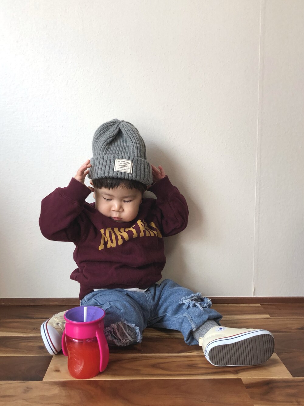 レッド系のスウェット、ベージュ系のTシャツ/カットソー、ブルー系のデニムパンツを着用したキッズの冬コーディネートの3枚目の写真