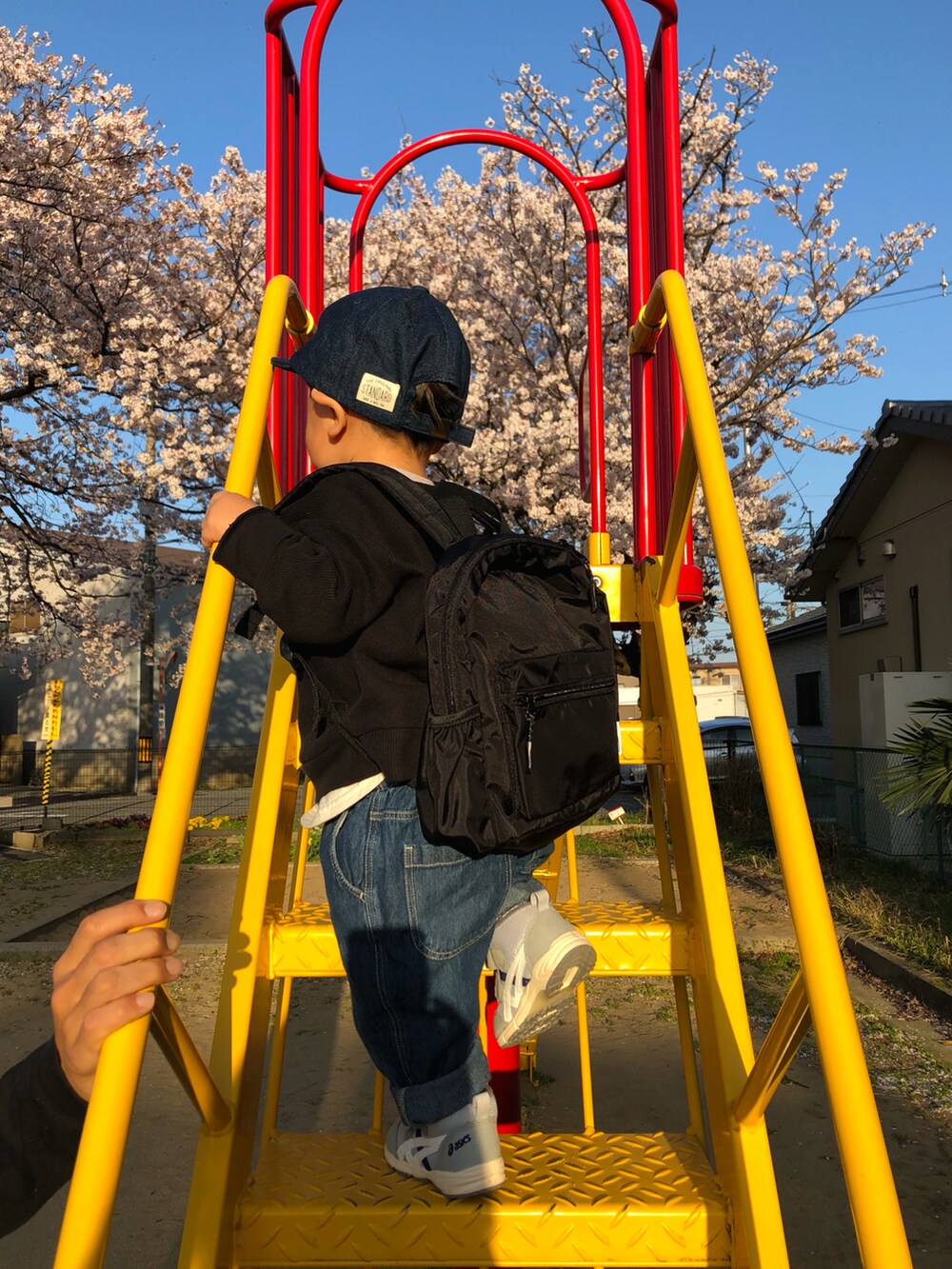 グリーン系のMA-1、ブラック系のスウェット、ブルー系のその他パンツを着用したキッズの春コーディネートの2枚目の写真