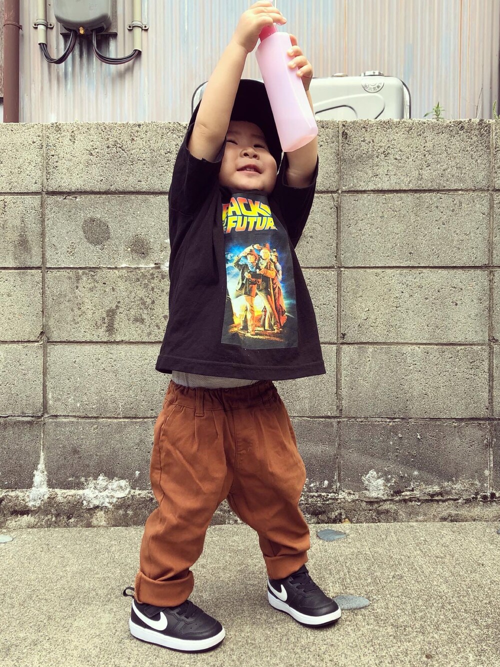 ブラック系のTシャツ/カットソー、イエロー系のその他パンツ、ブラック系のスニーカーを着用したキッズの秋コーディネートの3枚目の写真