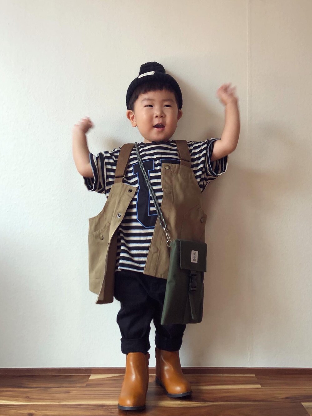 ベージュ系のベスト、ブラック系のTシャツ/カットソー、ブラック系のその他パンツを着用したキッズの秋コーディネートの5枚目の写真