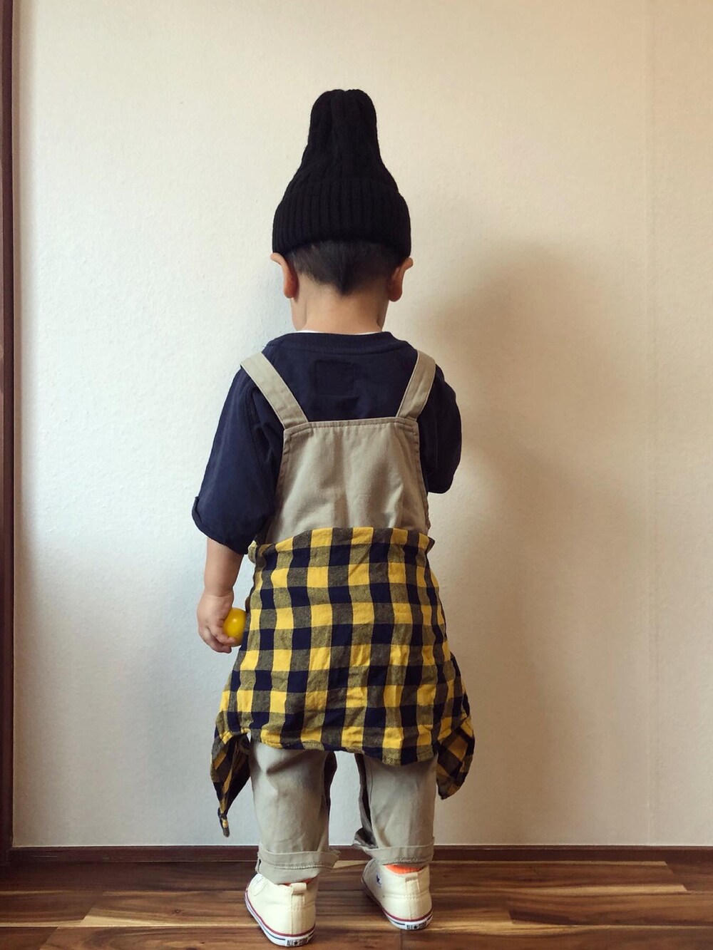 ブルー系のTシャツ/カットソー、ベージュ系のサロペット/オーバーオール、イエロー系のシャツ/ブラウスを着用したキッズの秋コーディネートの3枚目の写真