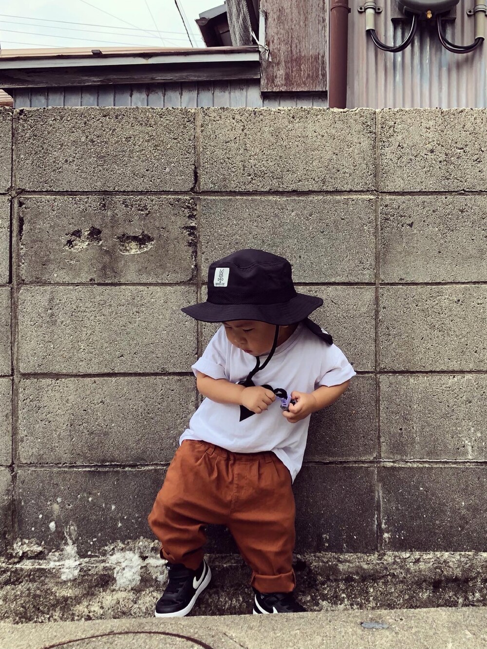 ホワイト系のTシャツ/カットソー、イエロー系のその他パンツ、ブラック系のスニーカーを着用したキッズの夏コーディネートの3枚目の写真