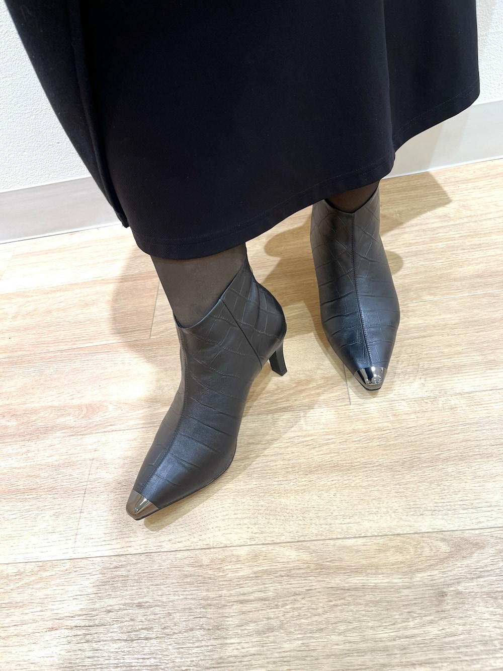 ブラック系のブーツを着用したレディースの冬コーディネートの3枚目の写真