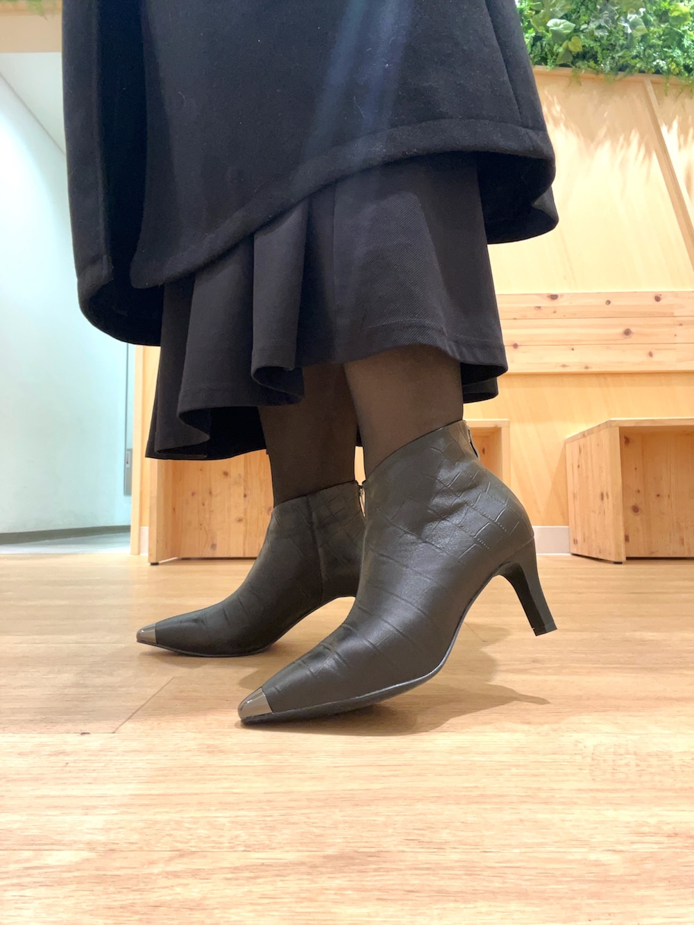 ブラック系のブーツを着用したレディースの冬コーディネートの2枚目の写真