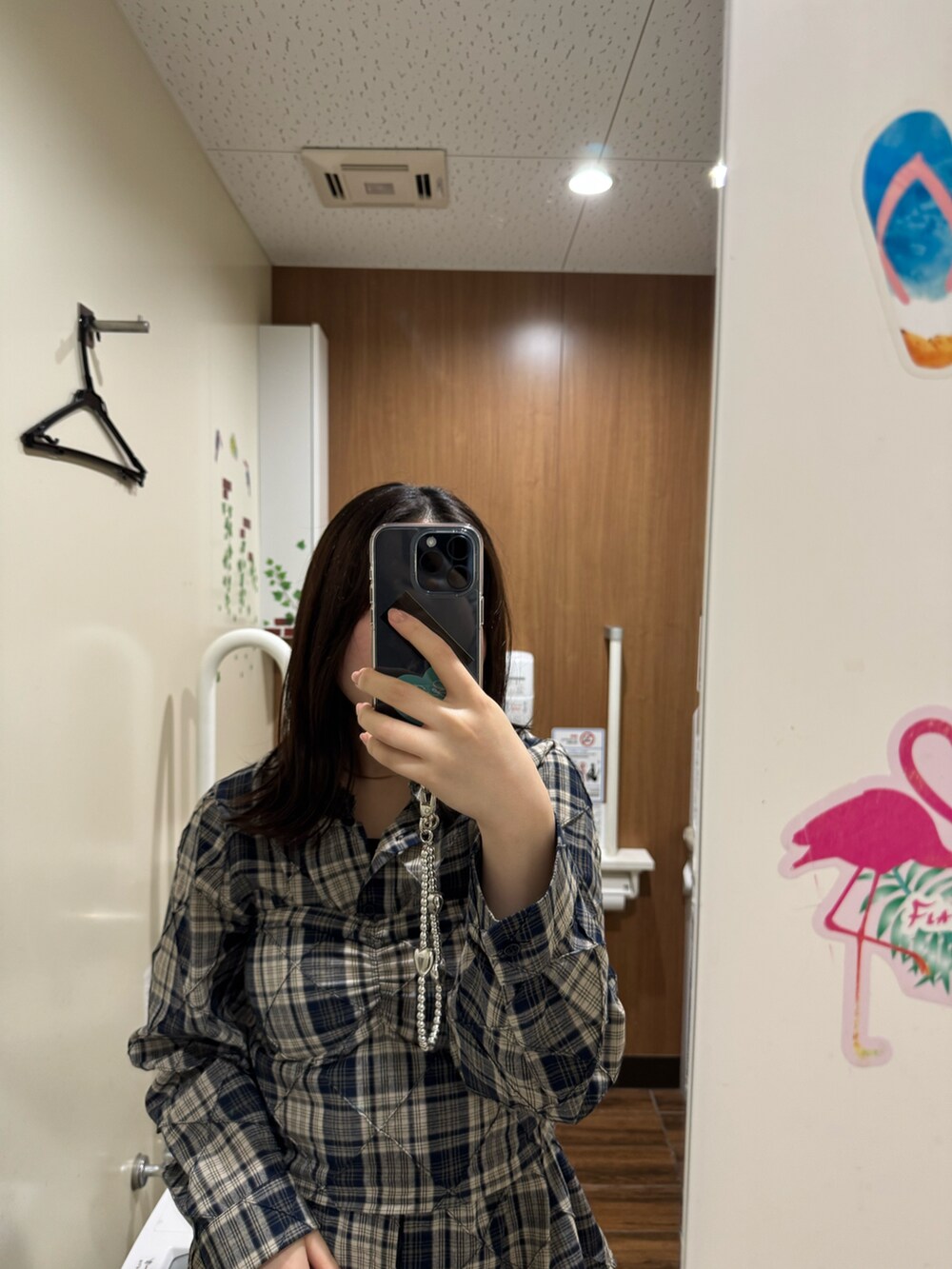 グレー系のデニムパンツ、その他のトップスを着用したレディースの秋コーディネートの2枚目の写真