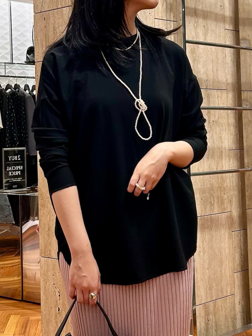 「即着シャツコーデ、ROSSO、URBAN RESEARCH ROSSO、骨格ストレート、ブルベ夏、30代コーデ、タイトスカート、ニットスカート、ピンク、秋服準備はじめました」｜「URBAN RESEARCH ROSSO WOMENの2WAYスリットリブニットタイトスカート（スカート、ピンク系）」を使った、sasakiさん（レディース・161cm）の秋コーディネートの4枚目の写真