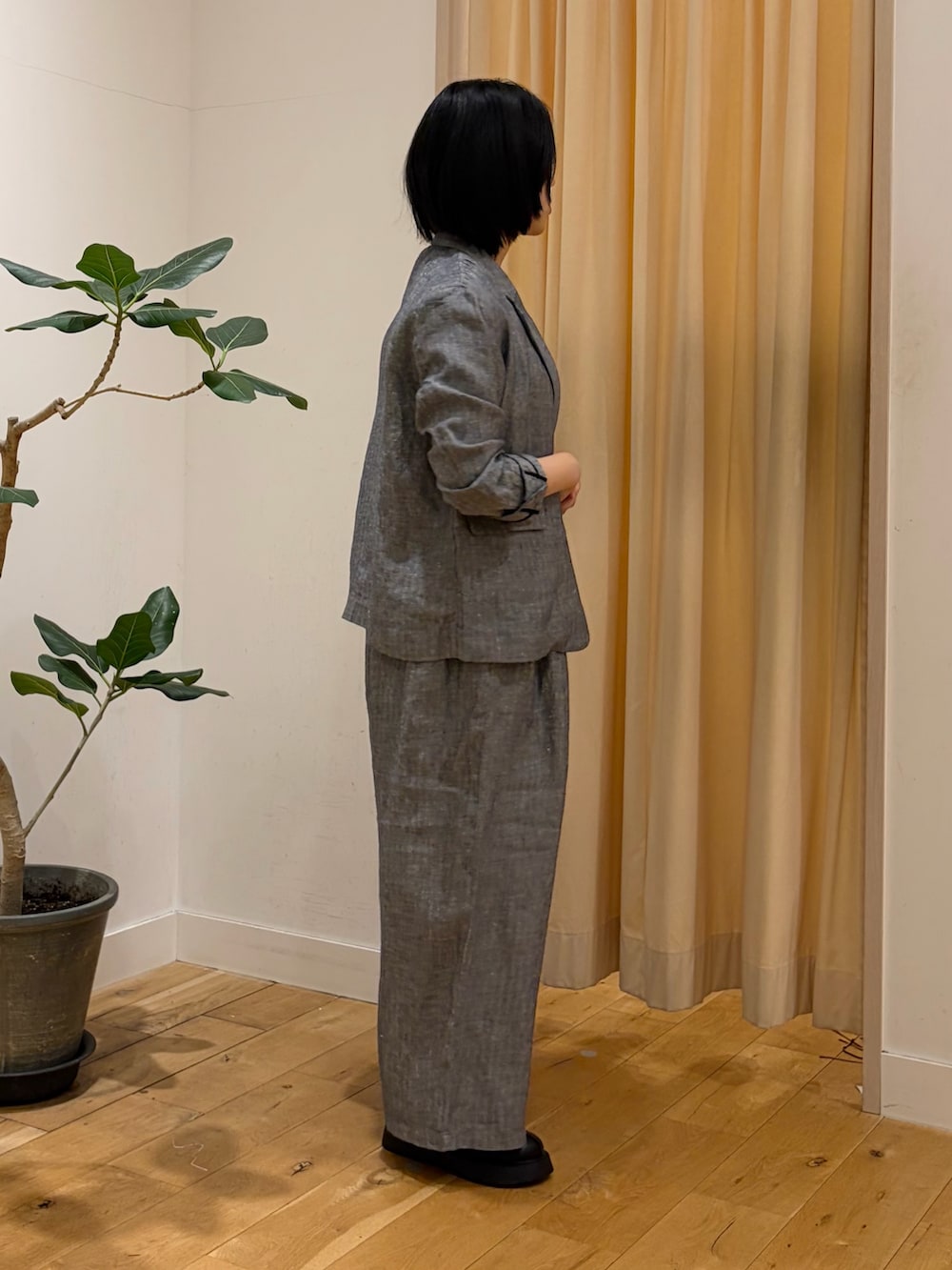 グレー系のその他アウター、グレー系のその他パンツ、その他のTシャツ/カットソーを着用したレディースの春コーディネートの2枚目の写真