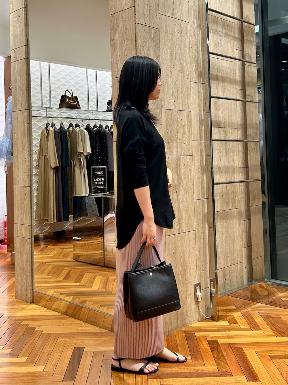 「即着シャツコーデ、ROSSO、URBAN RESEARCH ROSSO、骨格ストレート、ブルベ夏、30代コーデ、タイトスカート、ニットスカート、ピンク、秋服準備はじめました」｜「URBAN RESEARCH ROSSO WOMENの2WAYスリットリブニットタイトスカート（スカート、ピンク系）」を使った、sasakiさん（レディース・161cm）の秋コーディネートの2枚目の写真
