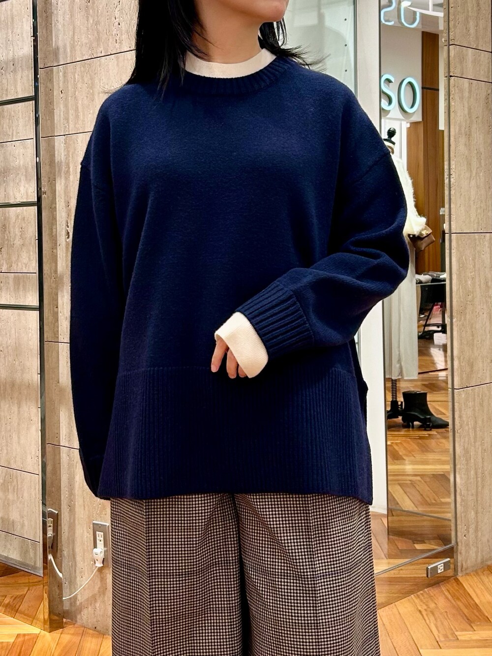 ブラック系のその他シューズ、ブラウン系のその他パンツ、ブルー系のニット/セーターを着用したレディースの秋コーディネートの5枚目の写真