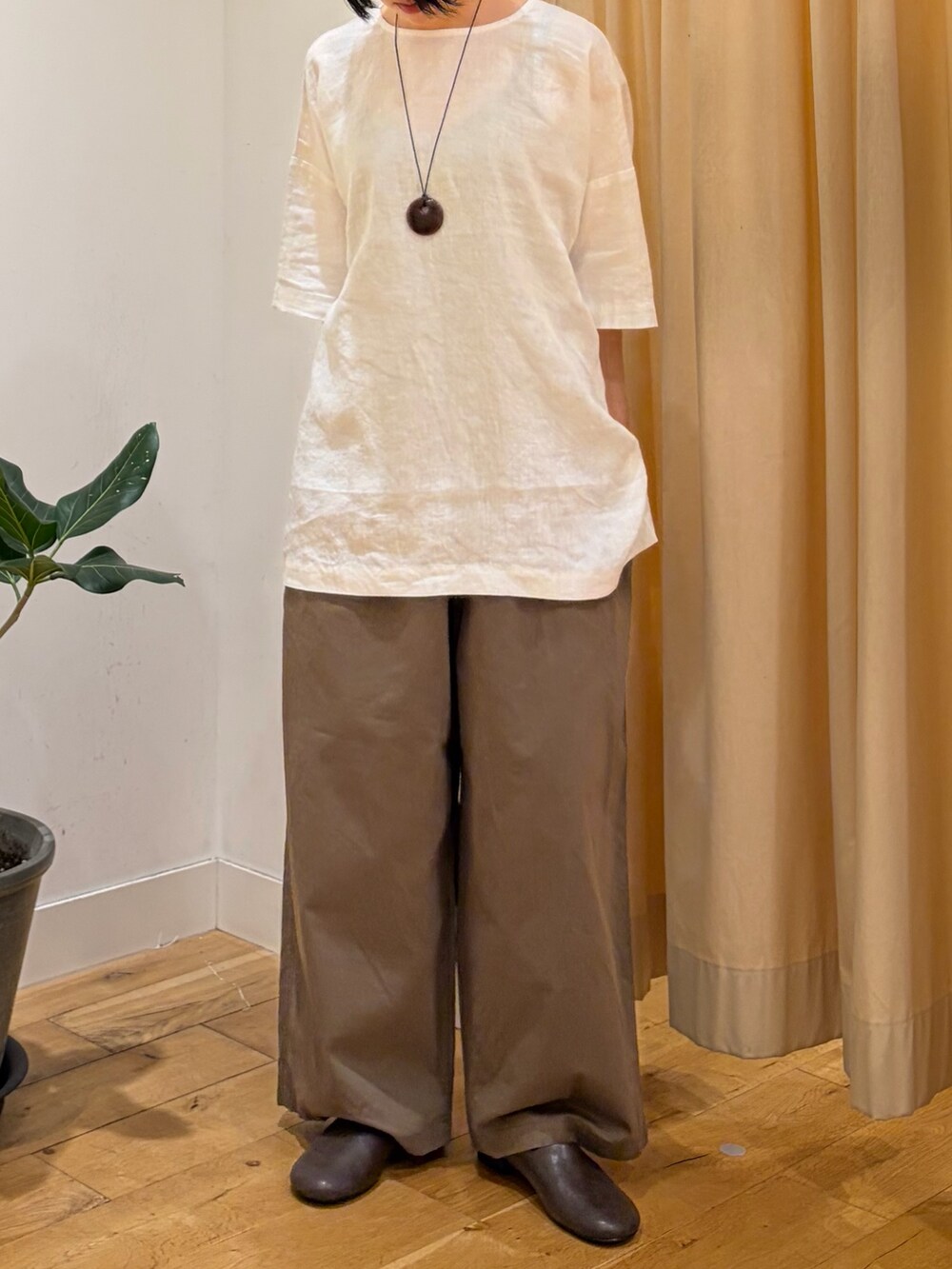 ホワイト系のシャツ/ブラウス、グリーン系のその他パンツ、レッド系のネックレスを着用したレディースの夏コーディネートの5枚目の写真
