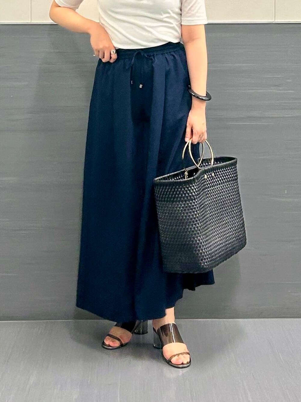 ブルー系のその他パンツ、ホワイト系のTシャツ/カットソー、シルバー系のネックレスを着用したレディースの夏コーディネートの5枚目の写真