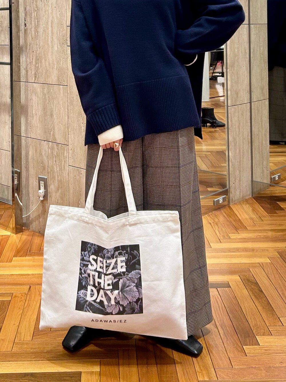 ブラック系のその他シューズ、ブラウン系のその他パンツ、ブルー系のニット/セーターを着用したレディースの秋コーディネートの4枚目の写真