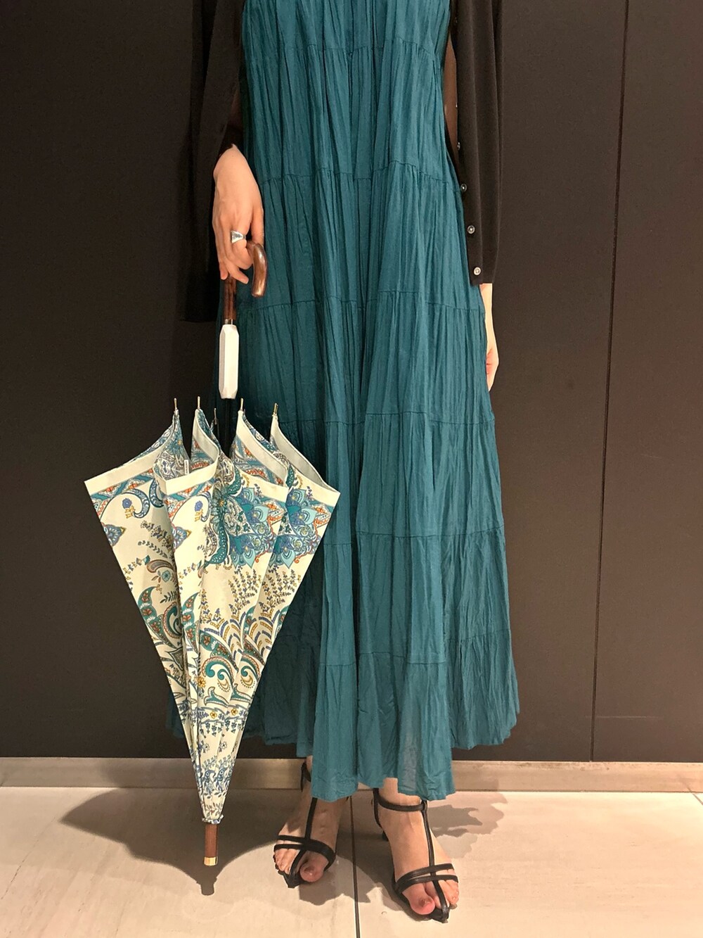 「晴雨兼用、manipuri、URBAN RESEARCH、URBAN RESEARCH ROSSO、ワンピース、ティアードワンピース、梅雨コーデ、夏コーデ、ウォッシャブル、カーディガン」｜「URBAN RESEARCHの『一部WEB限定カラー』ティアードクリンクルワンピース（ワンピース、ブルー系）」を使った、sasakiさん（レディース・161cm）の夏コーディネートの5枚目の写真