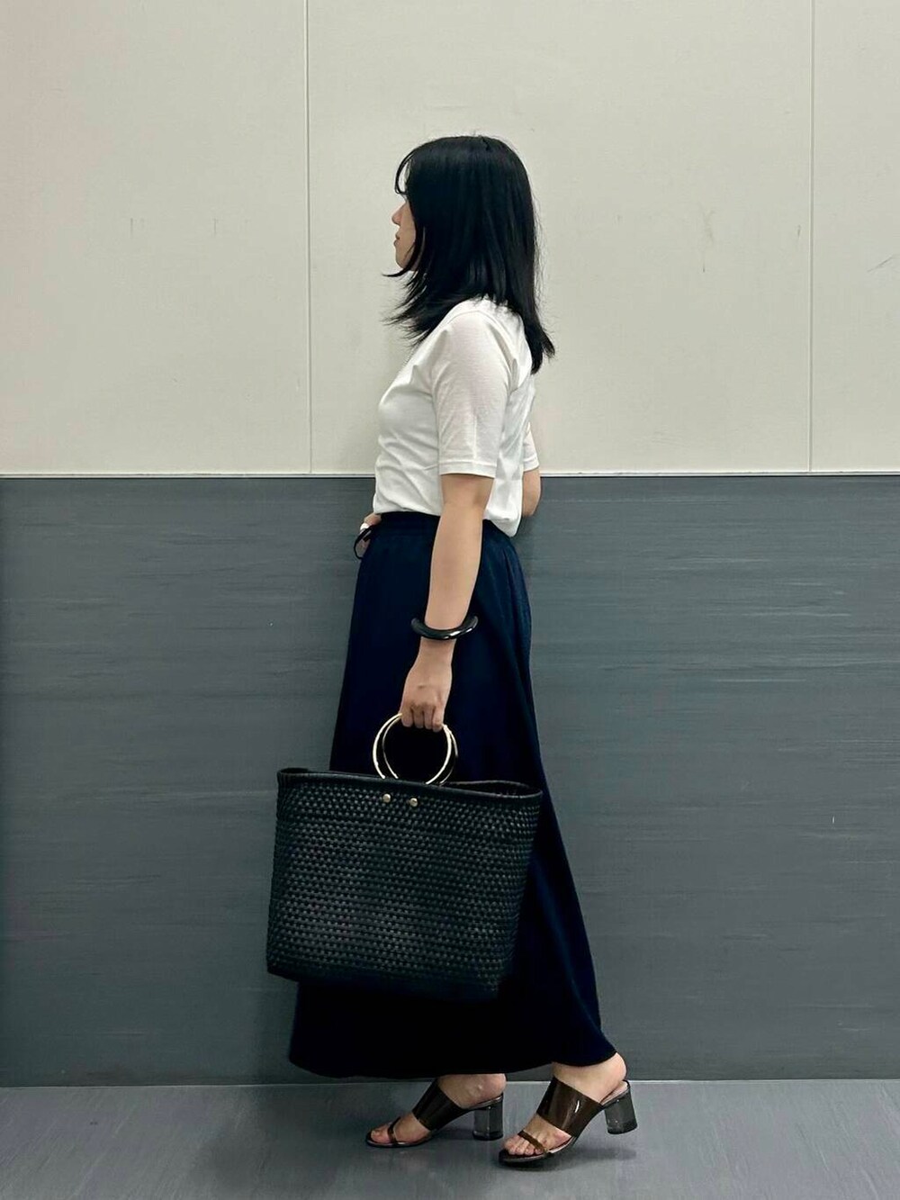 ブルー系のその他パンツ、ホワイト系のTシャツ/カットソー、シルバー系のネックレスを着用したレディースの夏コーディネートの2枚目の写真