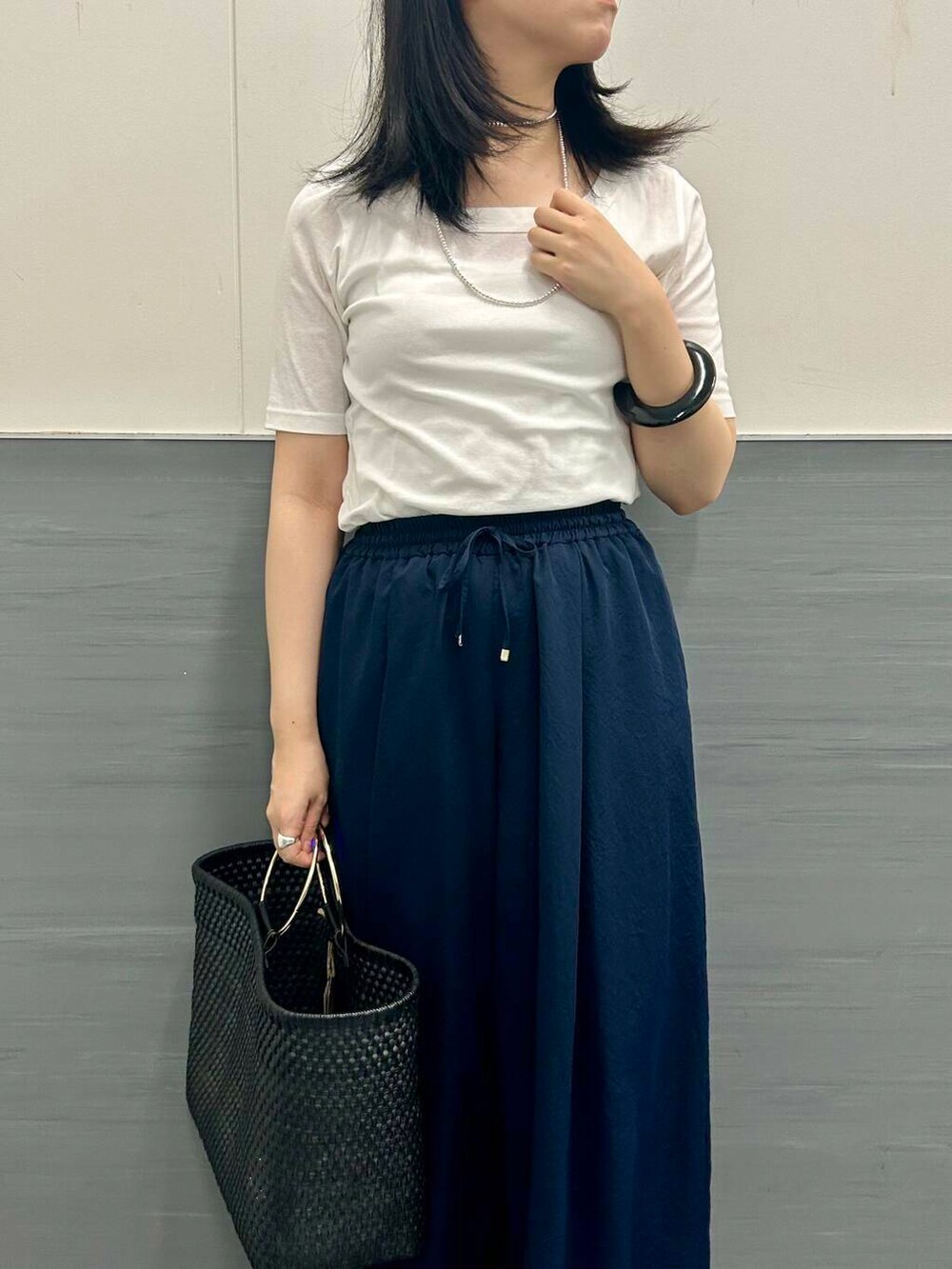 ブルー系のその他パンツ、ホワイト系のTシャツ/カットソー、シルバー系のネックレスを着用したレディースの夏コーディネートの4枚目の写真