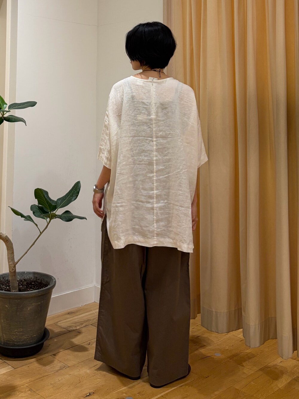 ホワイト系のシャツ/ブラウス、グリーン系のその他パンツ、レッド系のネックレスを着用したレディースの夏コーディネートの3枚目の写真