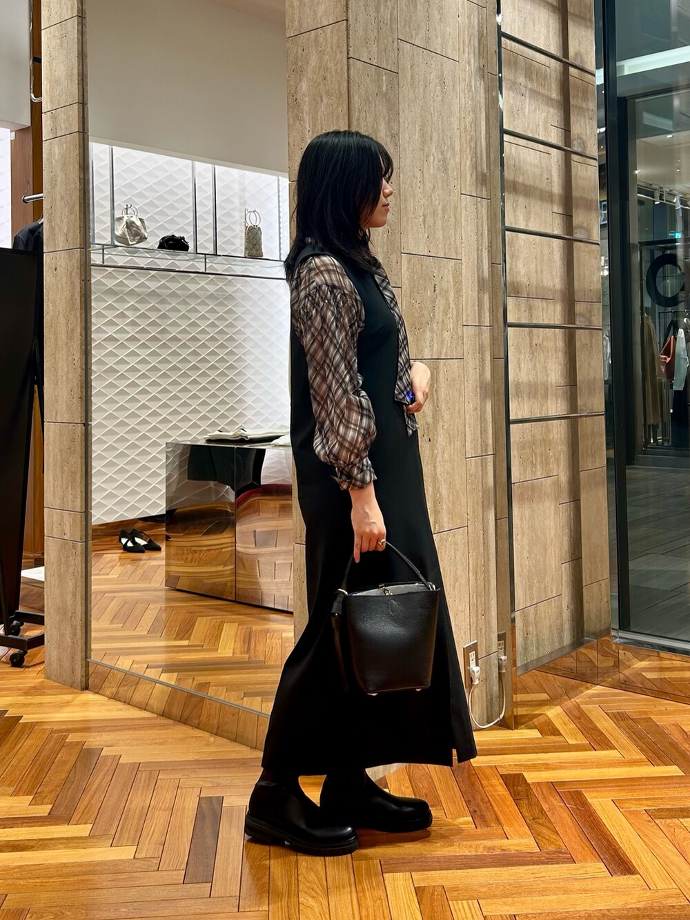 ブラック系のシャツ/ブラウス、ブラック系のワンピース、ブラック系のハンドバッグを着用したレディースの秋コーディネートの2枚目の写真