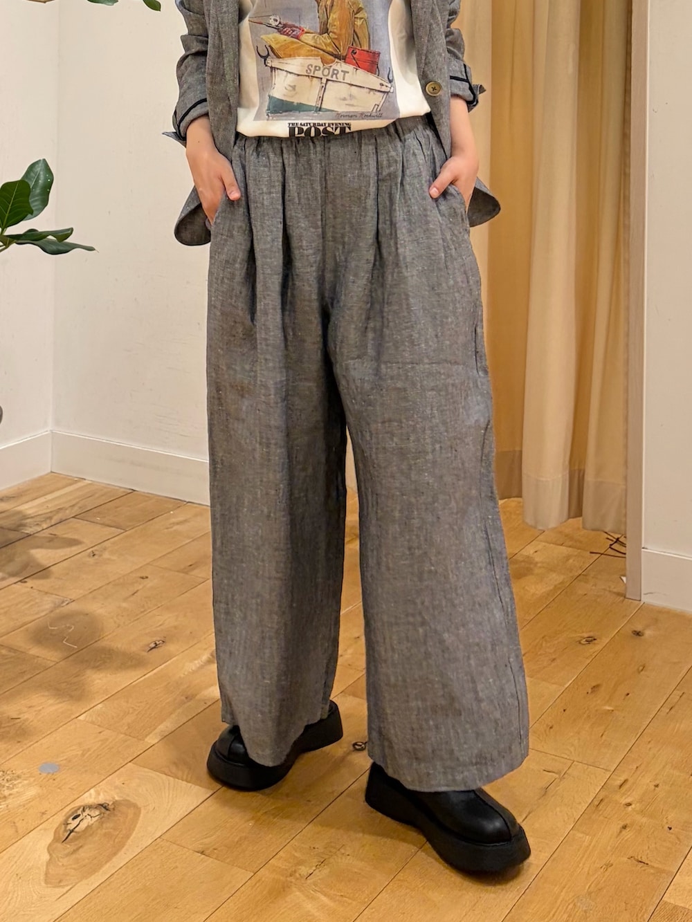 グレー系のその他アウター、グレー系のその他パンツ、その他のTシャツ/カットソーを着用したレディースの春コーディネートの5枚目の写真