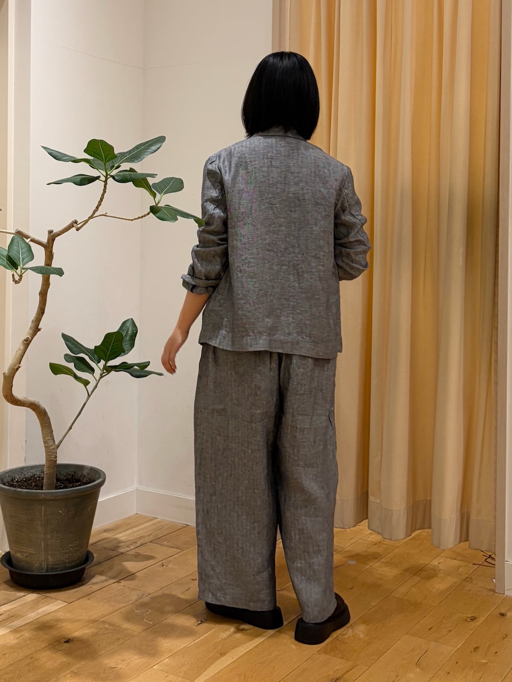 グレー系のその他アウター、グレー系のその他パンツ、その他のTシャツ/カットソーを着用したレディースの春コーディネートの3枚目の写真