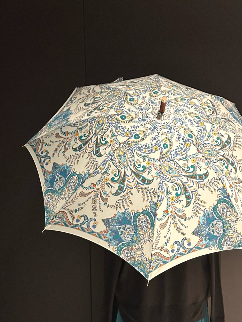 「晴雨兼用、manipuri、URBAN RESEARCH、URBAN RESEARCH ROSSO、ワンピース、ティアードワンピース、梅雨コーデ、夏コーデ、ウォッシャブル、カーディガン」｜「URBAN RESEARCHの『一部WEB限定カラー』ティアードクリンクルワンピース（ワンピース、ブルー系）」を使った、sasakiさん（レディース・161cm）の夏コーディネートの6枚目の写真