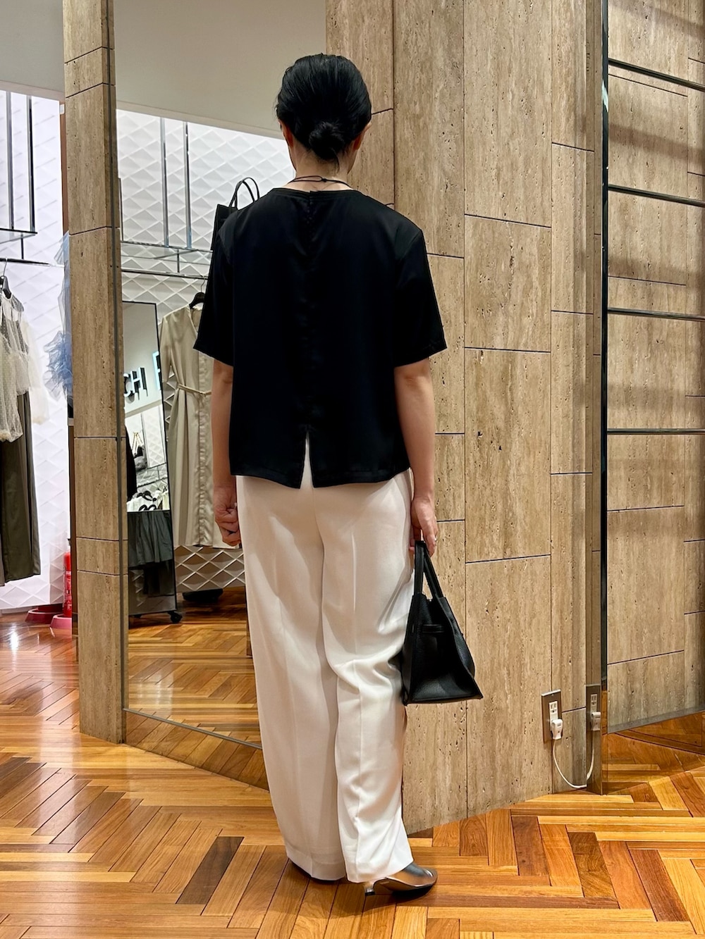 「URBANRESEARCHROSSO、ROSSO、カジュアル派ブラウス、紫外線対策、uv対策×通勤スタイル、モノトーン、モノトーンコーデ、ワイドパンツ、VIOLA d'ORO、30代、骨格ストレート、ブルベ夏」|「URBAN RESEARCH ROSSO WOMENのUVカットサテンブラウス(シャツ/ブラウス、ブラック系)」を使った、sasakiさん(骨格ストレート・レディース・161cm)の夏コーディネートの3枚目の写真