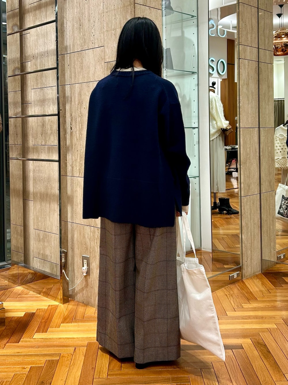 ブラック系のその他シューズ、ブラウン系のその他パンツ、ブルー系のニット/セーターを着用したレディースの秋コーディネートの3枚目の写真