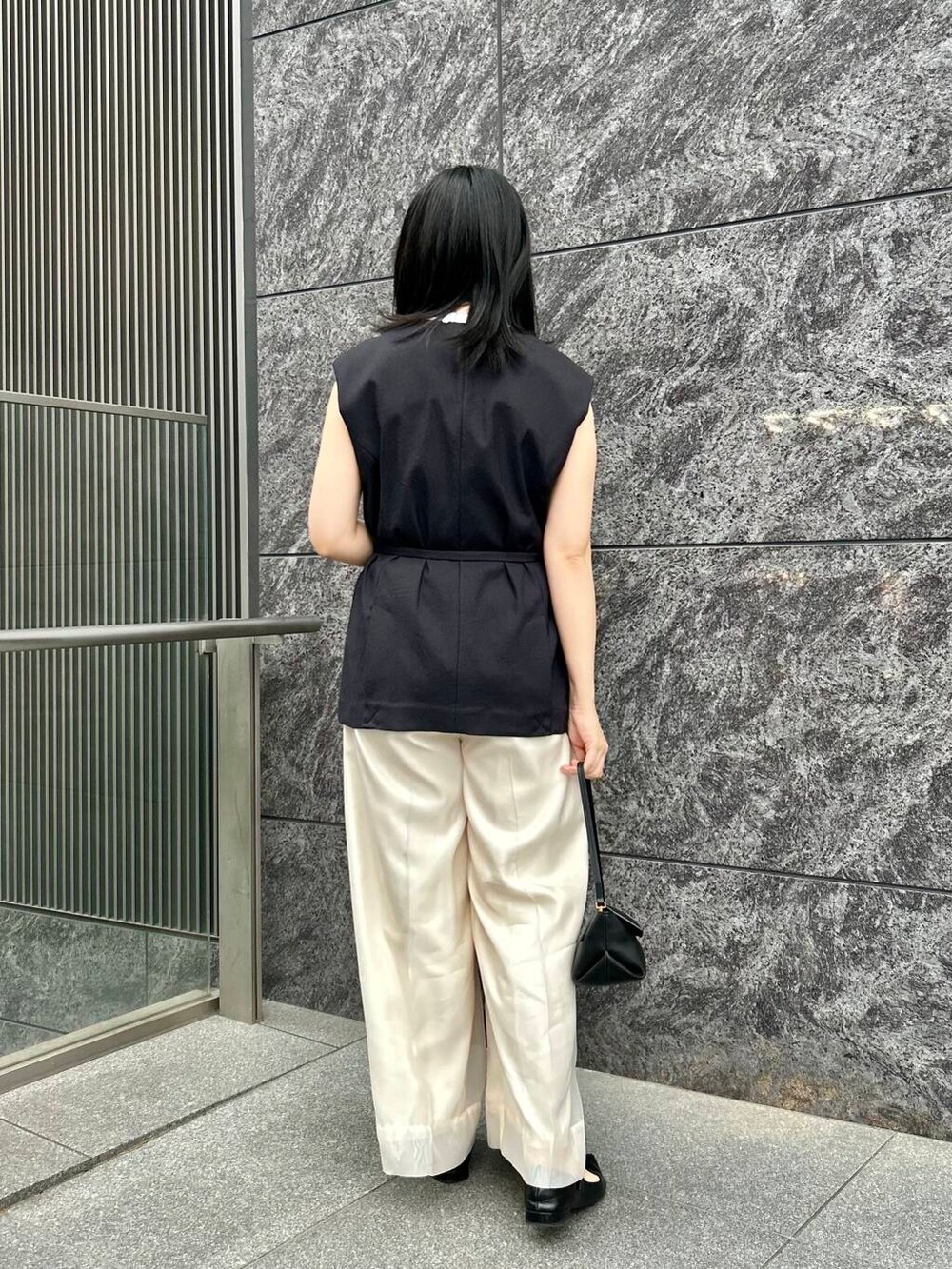 ホワイト系のその他パンツ、ホワイト系のニット/セーター、ホワイト系のベストを着用したレディースの春コーディネートの3枚目の写真