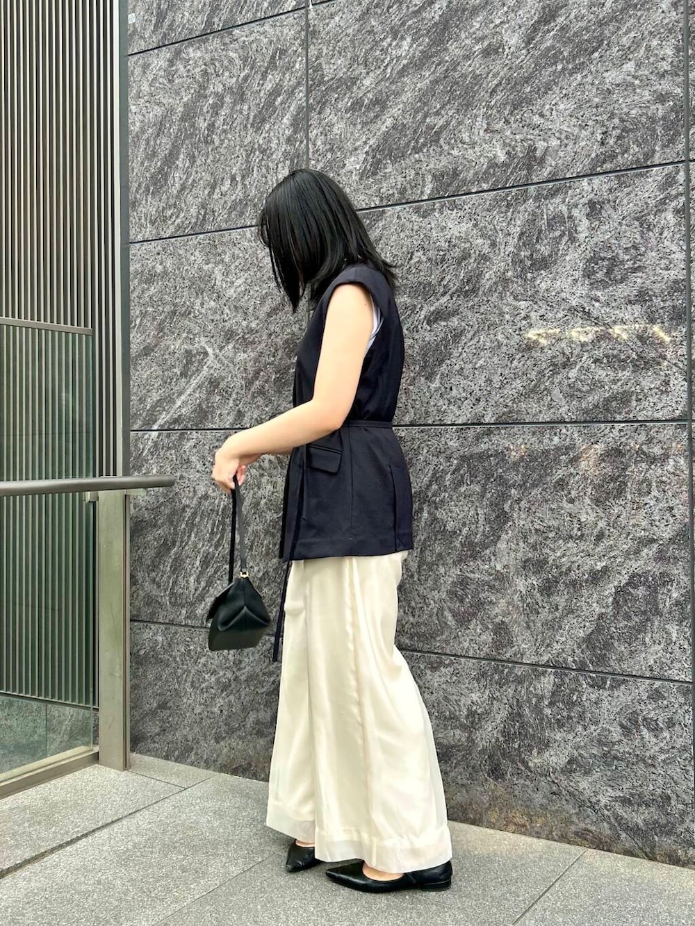 ホワイト系のその他パンツ、ホワイト系のニット/セーター、ホワイト系のベストを着用したレディースの春コーディネートの2枚目の写真
