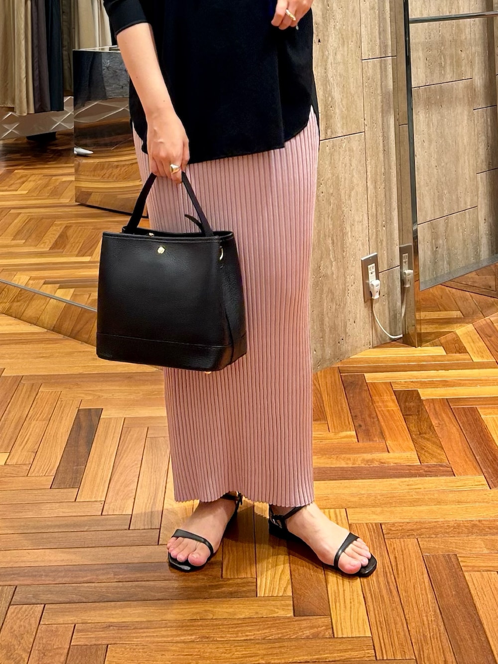 「即着シャツコーデ、ROSSO、URBAN RESEARCH ROSSO、骨格ストレート、ブルベ夏、30代コーデ、タイトスカート、ニットスカート、ピンク、秋服準備はじめました」｜「URBAN RESEARCH ROSSO WOMENの2WAYスリットリブニットタイトスカート（スカート、ピンク系）」を使った、sasakiさん（レディース・161cm）の秋コーディネートの5枚目の写真