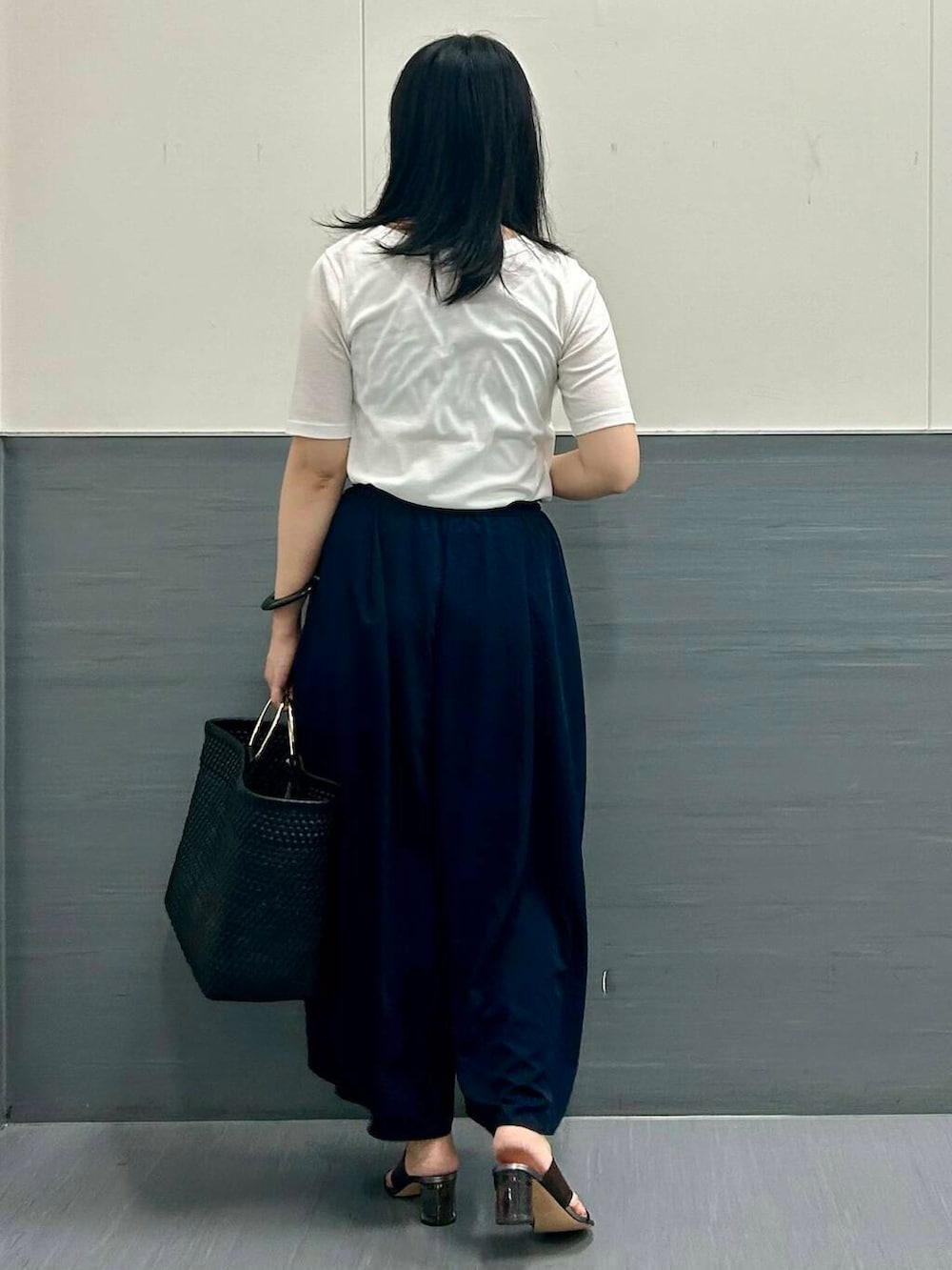 ブルー系のその他パンツ、ホワイト系のTシャツ/カットソー、シルバー系のネックレスを着用したレディースの夏コーディネートの3枚目の写真