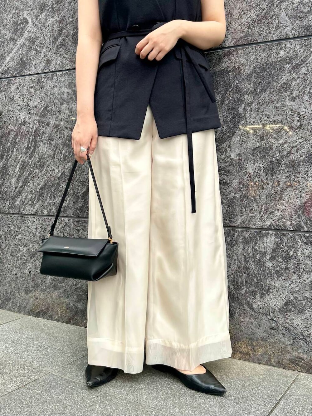 ホワイト系のその他パンツ、ホワイト系のニット/セーター、ホワイト系のベストを着用したレディースの春コーディネートの5枚目の写真
