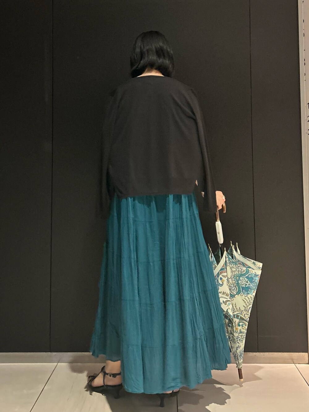 「晴雨兼用、manipuri、URBAN RESEARCH、URBAN RESEARCH ROSSO、ワンピース、ティアードワンピース、梅雨コーデ、夏コーデ、ウォッシャブル、カーディガン」｜「URBAN RESEARCHの『一部WEB限定カラー』ティアードクリンクルワンピース（ワンピース、ブルー系）」を使った、sasakiさん（レディース・161cm）の夏コーディネートの3枚目の写真