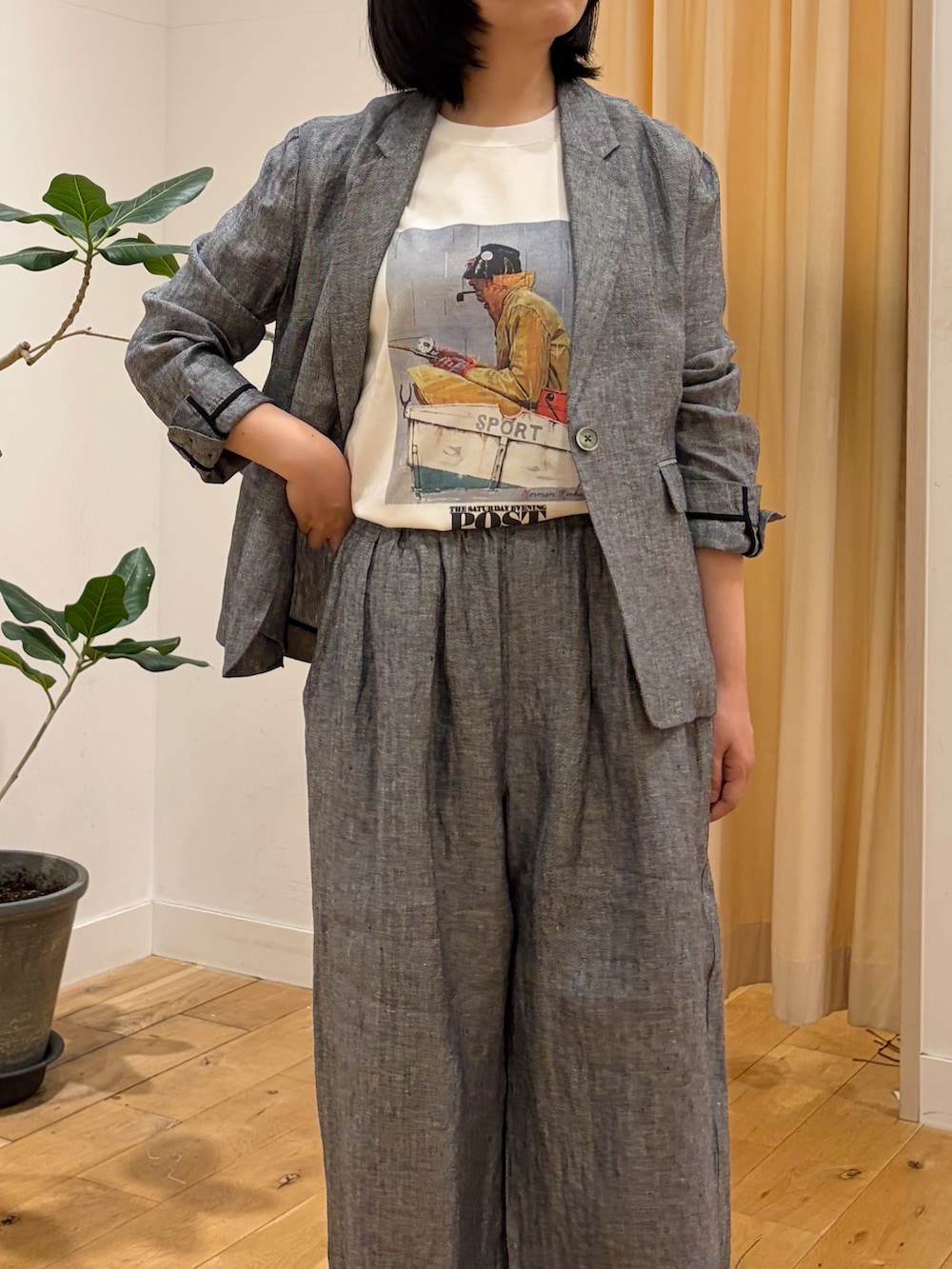 グレー系のその他アウター、グレー系のその他パンツ、その他のTシャツ/カットソーを着用したレディースの春コーディネートの4枚目の写真