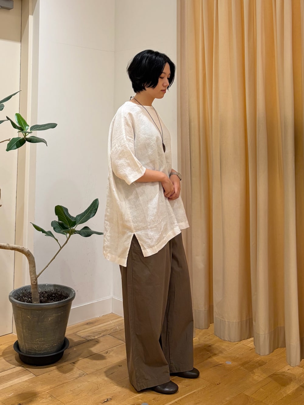 ホワイト系のシャツ/ブラウス、グリーン系のその他パンツ、レッド系のネックレスを着用したレディースの夏コーディネートの2枚目の写真
