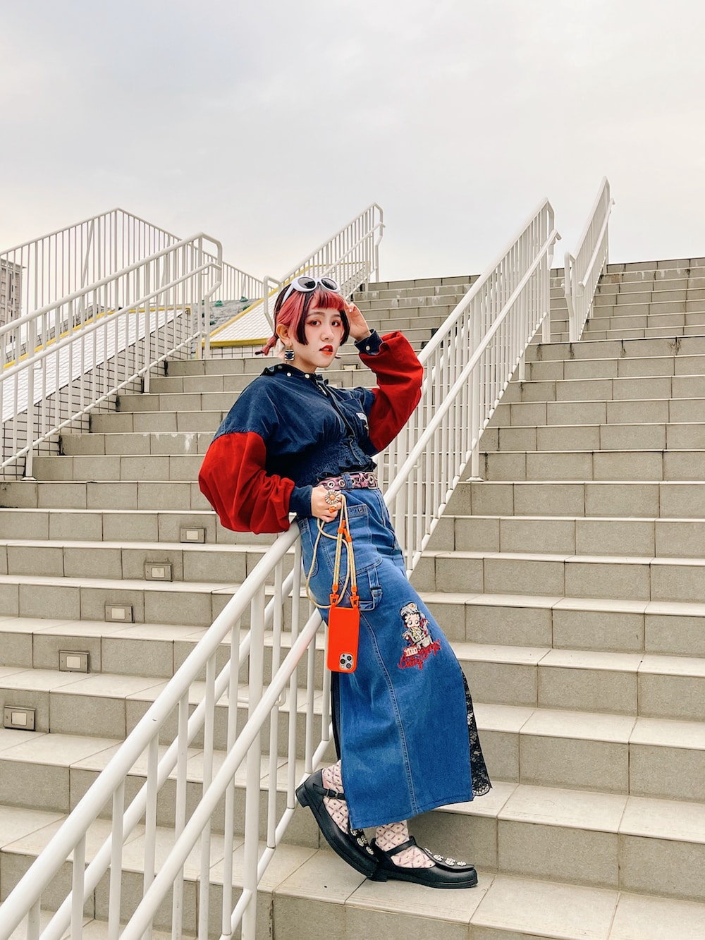 ブラック系のシューズを着用したレディースの秋コーディネートの2枚目の写真