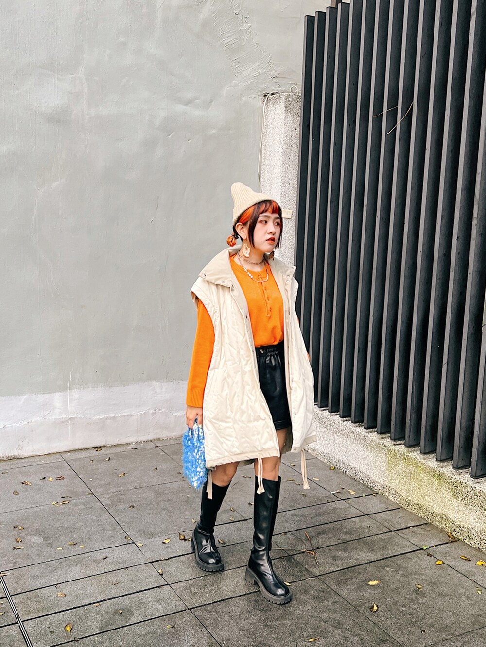 ベージュ系のジャケット/アウター、ブラック系のシューズを着用したレディースの春コーディネートの2枚目の写真