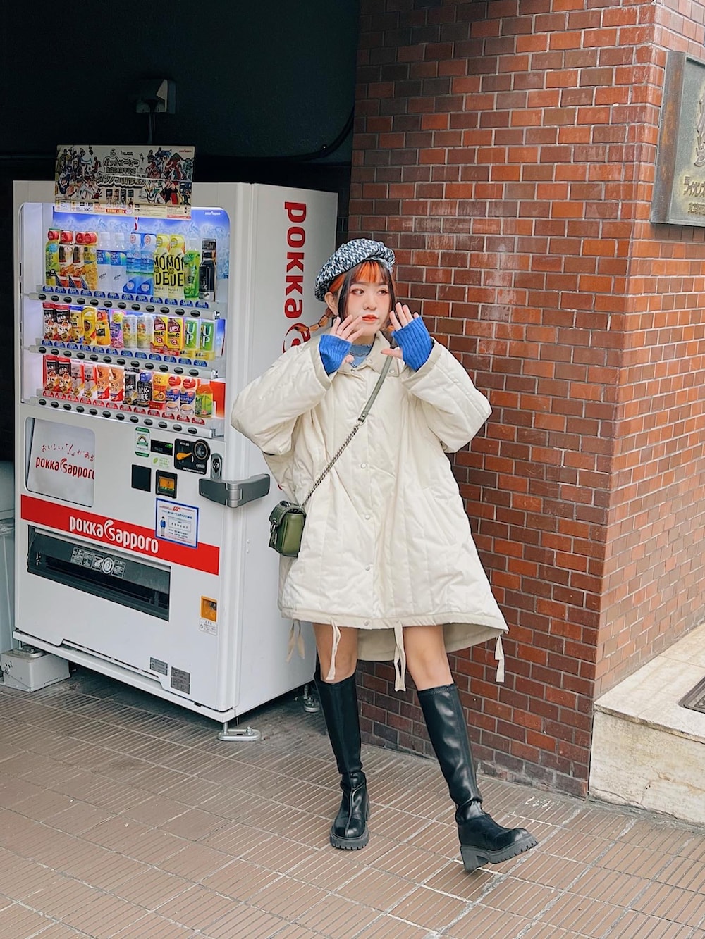 グリーン系のショルダーバッグ、ベージュ系のジャケット/アウター、ブラック系のシューズを着用したレディースの春コーディネートの2枚目の写真