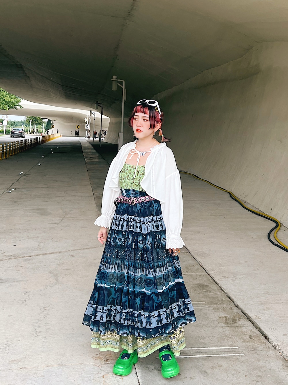 グリーン系のシューズを着用したレディースの秋コーディネートの2枚目の写真