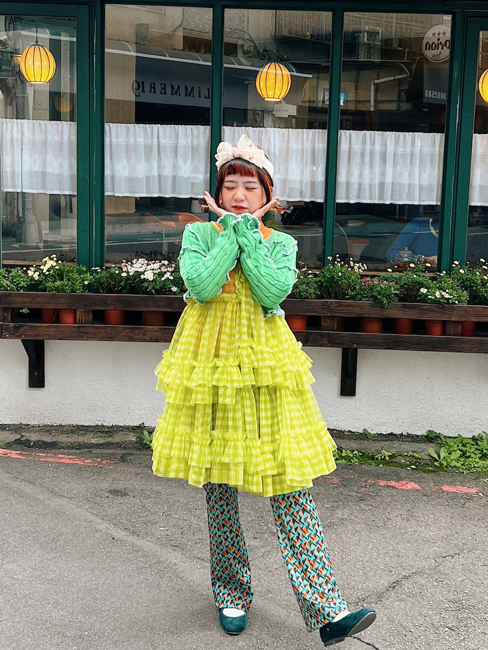 その他のパンツを着用したレディースの春コーディネートの2枚目の写真