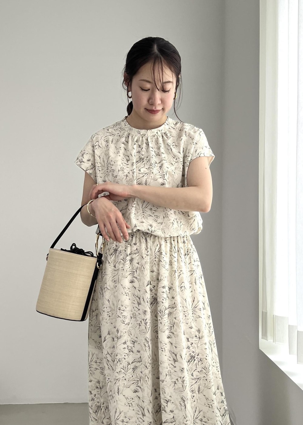 ホワイト系のブルゾン、ブラック系のサンダル、ホワイト系のワンピースを着用したレディースの春コーディネートの9枚目の写真